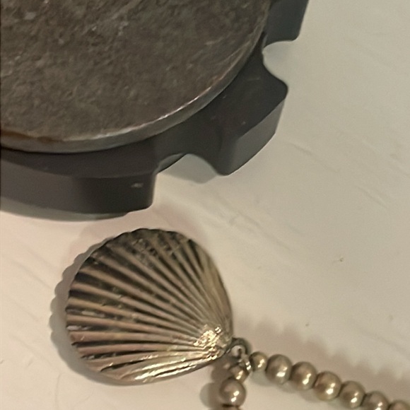 Vintage 8” gold tone stackable stretch bracelet w/solid metal shell charm - Picture 8 of 11